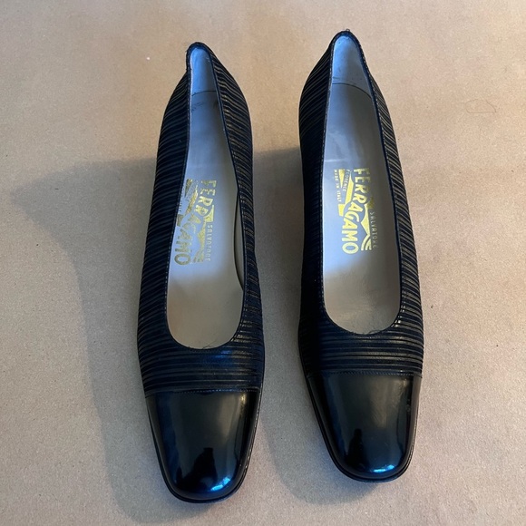 Salvatore Ferragamo Women’s Striped Block Heels Black Shoes Size 9 DQ68961 - Picture 1 of 9